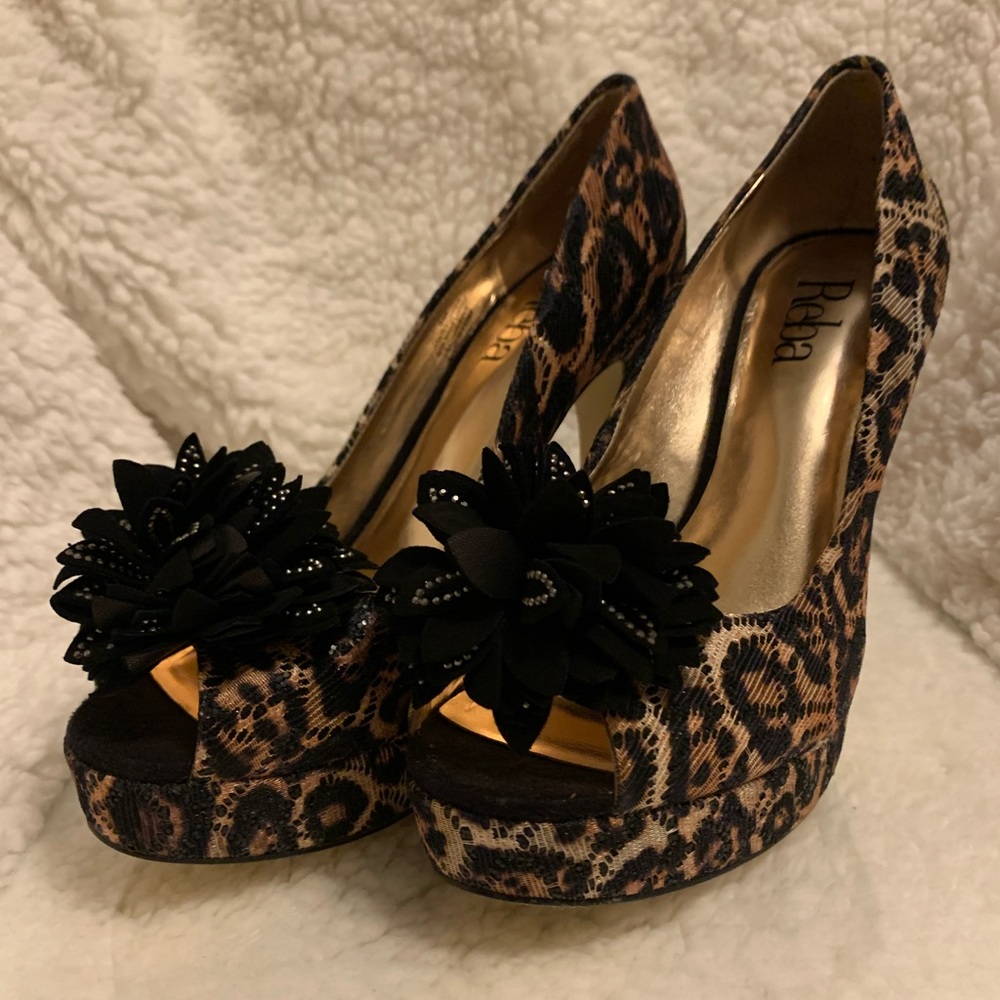 New Reba Sz 6 peep toe heels